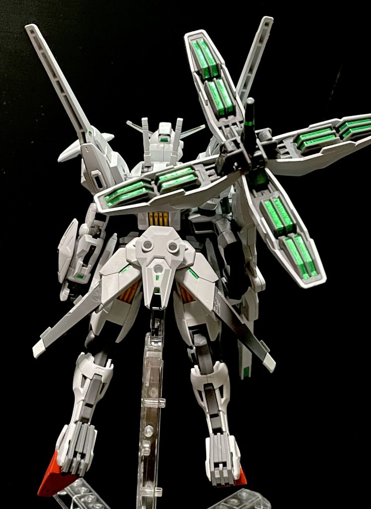 普段は付属のシールはあまり使わないのですが、塗装もできないのでほぼ使用しましたが、ロッドのシール多くて大変ですねただ、グリーンのホロシールが1.5mm幅のラインで残ったので、細かくしてグリーンチップ感覚で機体各所に貼り付け