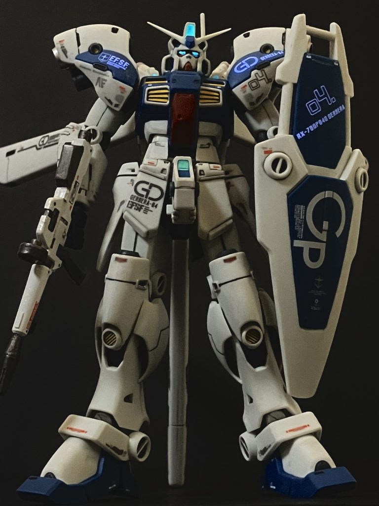 正面より。デカールはGP01のものを流用。04号機のデカールはREのもので代用。サイズが違うのでやりにくい・・・。