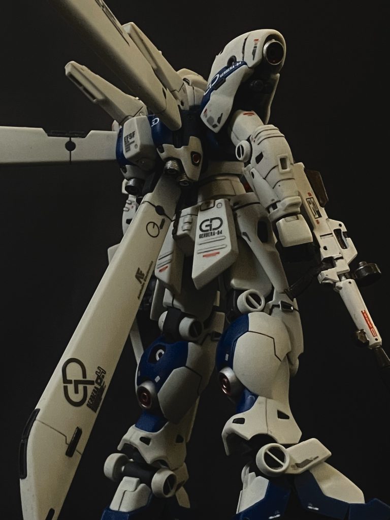 背面撮影。プロペラントタンクを3つ装着しても自立出来るのはすごい。バーニア類は外せるものは外し塗装してます。ガーベラテトラと比較して肩のバーニアが小さいです。