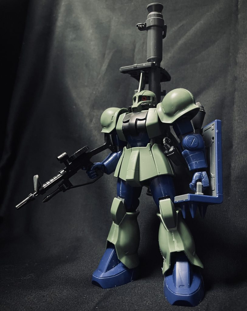 ザク1MS-05Q ノリス専用機を目指して作成中マシンガンをザクⅡの物に変更し、軍警ザクのマシンガンでカットした物をシールドとして貼り付け胸部もザクⅡの胸部パーツを使ってザクⅠでありながらも、ザクⅡの技術使ってますよ感頭部もザクⅡのパイプを使ってMS-05Qの顔っぽくバックパックをザクⅡの物に変更