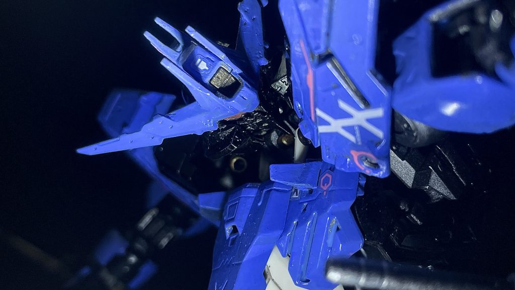 頭部アップ。クリアパーツは表面削ってクリアパーツの一部をシルバーで塗装し発色良くしました。