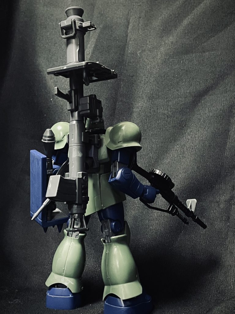 ラケーテンバスを背負っていますが、ザクⅠでありながらラケーテンバスを装備していたゲラート機がいたからアリなはず!メリケンサックの設定だけが受け入れられないので、違う形で近接武装を乗せたいと思っています。そのままナックルシールドにするか、ウルヴァリンみたいなクロー的なものにするのか、