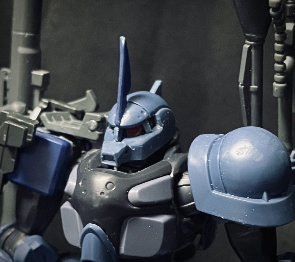 最も手こずっている頭部 ※小さすぎてパーツ分解すると高確率で何かが外れ、見失なう。パイプを後頭部から首元に入るように変更、バイザー部分をザク1をイメージして変更、ブレードアンテナと後頭部のアンテナはランナータグを加工して作成