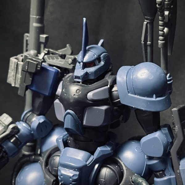 https://gumpla.jp/hg/2369265出張先で作成していた軍警ザクを旧ザクに変更を、戻って続けています。イメージは隊長機としてパーツを付けたし、1/144ザクⅠに同梱されている武器類をシステムウェポンセットとザク1のキットを使って装備可能に。ザクマシンガン、ザクバズーカ、シュツルムファウスト、ナックルシールド、ヒートホークを装備 （5枚目）