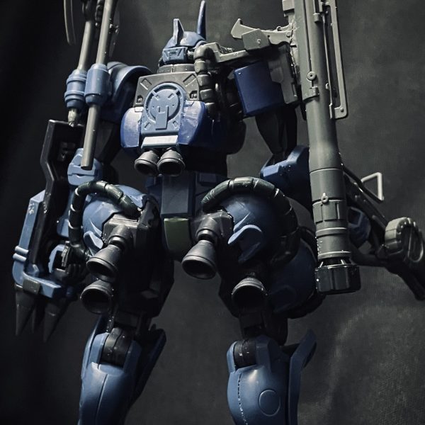 https://gumpla.jp/hg/2369265出張先で作成していた軍警ザクを旧ザクに変更を、戻って続けています。イメージは隊長機としてパーツを付けたし、1/144ザクⅠに同梱されている武器類をシステムウェポンセットとザク1のキットを使って装備可能に。ザクマシンガン、ザクバズーカ、シュツルムファウスト、ナックルシールド、ヒートホークを装備 （7枚目）