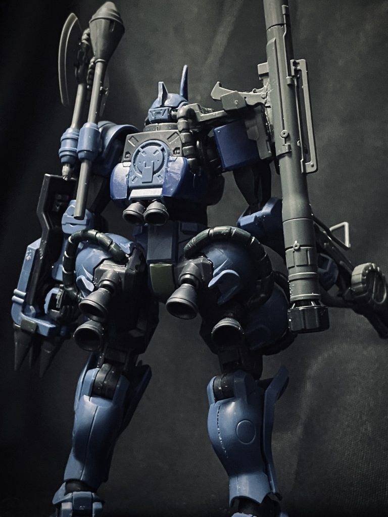 GQザク 武器以外腰下部のバーニアは無くしてバックパックに設置し、バックパックをサイズアップバズーカラックをザク1から流用右肩パーツをザク1の型パーツを使ってサイズアップ足回りにあるタンクは、MS-06ではガードが付いているが、GQザクではパイプ剥き出しだったと設定し、軍警ザクで余ったボディ周りのパイプを流用して設置