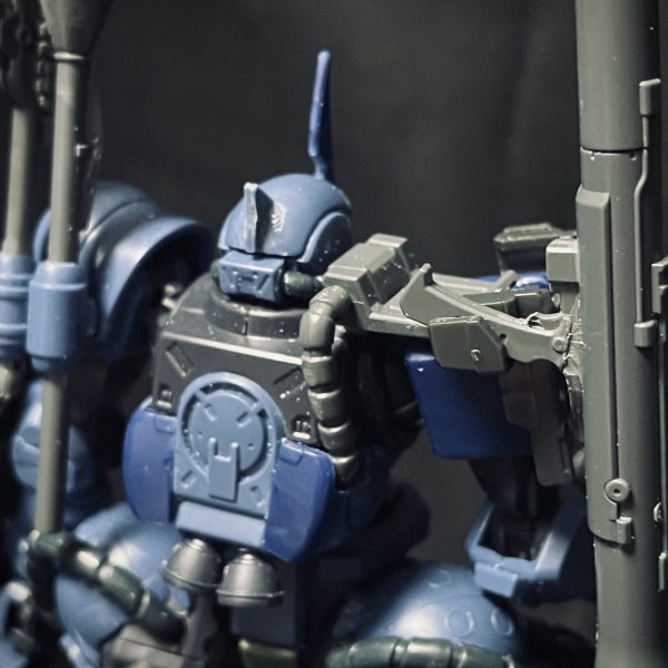 https://gumpla.jp/hg/2369265出張先で作成していた軍警ザクを旧ザクに変更を、戻って続けています。イメージは隊長機としてパーツを付けたし、1/144ザクⅠに同梱されている武器類をシステムウェポンセットとザク1のキットを使って装備可能に。ザクマシンガン、ザクバズーカ、シュツルムファウスト、ナックルシールド、ヒートホークを装備 （6枚目）