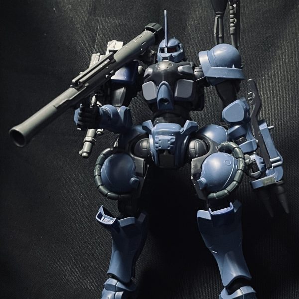 https://gumpla.jp/hg/2369265出張先で作成していた軍警ザクを旧ザクに変更を、戻って続けています。イメージは隊長機としてパーツを付けたし、1/144ザクⅠに同梱されている武器類をシステムウェポンセットとザク1のキットを使って装備可能に。ザクマシンガン、ザクバズーカ、シュツルムファウスト、ナックルシールド、ヒートホークを装備 （3枚目）
