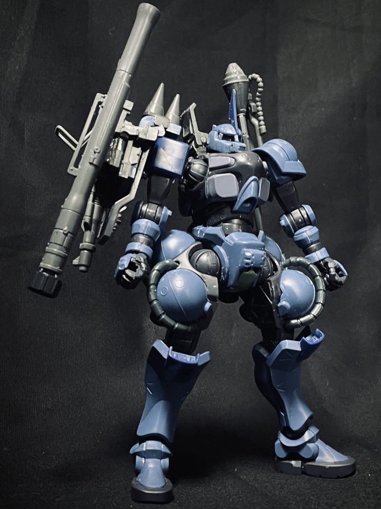 GQザクザクマシンガンは軍警ザクのものを使い、下部のパーツをカットして、マガジンをマシンガン横に設置する初期仕様にしたら、上部が寂しくなったので、パーツを追加ザクバズーカ(ザク1の物)は、グリップ位置変更と後部にジャンクパーツ追加、弾込式の単発仕様とし、追加の弾を2発携行シュツルムファウスト(ザク1の物)と、ヒートアックス(初期のまま)は軍警ザクから使わなくなったボディパーツを流用して携行シールドは軍警ザクのシールド2つを合わせて1つにし、手持ちも、右肩にも装備可能とし、右肩の武器ラックもシールドに設置可能。脱着可能なスパイクを取り付け、ナックルシールドとして装備