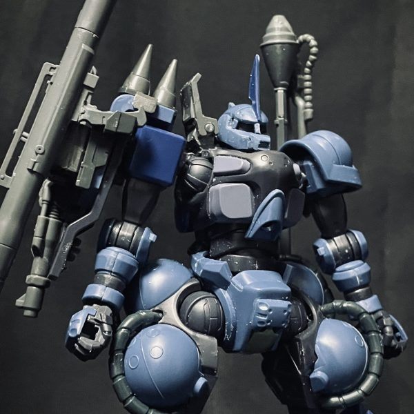 https://gumpla.jp/hg/2369265出張先で作成していた軍警ザクを旧ザクに変更を、戻って続けています。イメージは隊長機としてパーツを付けたし、1/144ザクⅠに同梱されている武器類をシステムウェポンセットとザク1のキットを使って装備可能に。ザクマシンガン、ザクバズーカ、シュツルムファウスト、ナックルシールド、ヒートホークを装備 （2枚目）