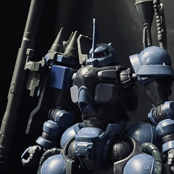 https://gumpla.jp/hg/2369265出張先で作成していた軍警ザクを旧ザクに変更を、戻って続けています。イメージは隊長機としてパーツを付けたし、1/144ザクⅠに同梱されている武器類をシステムウェポンセットとザク1のキットを使って装備可能に。ザクマシンガン、ザクバズーカ、シュツルムファウスト、ナックルシールド、ヒートホークを装備 （1枚目）