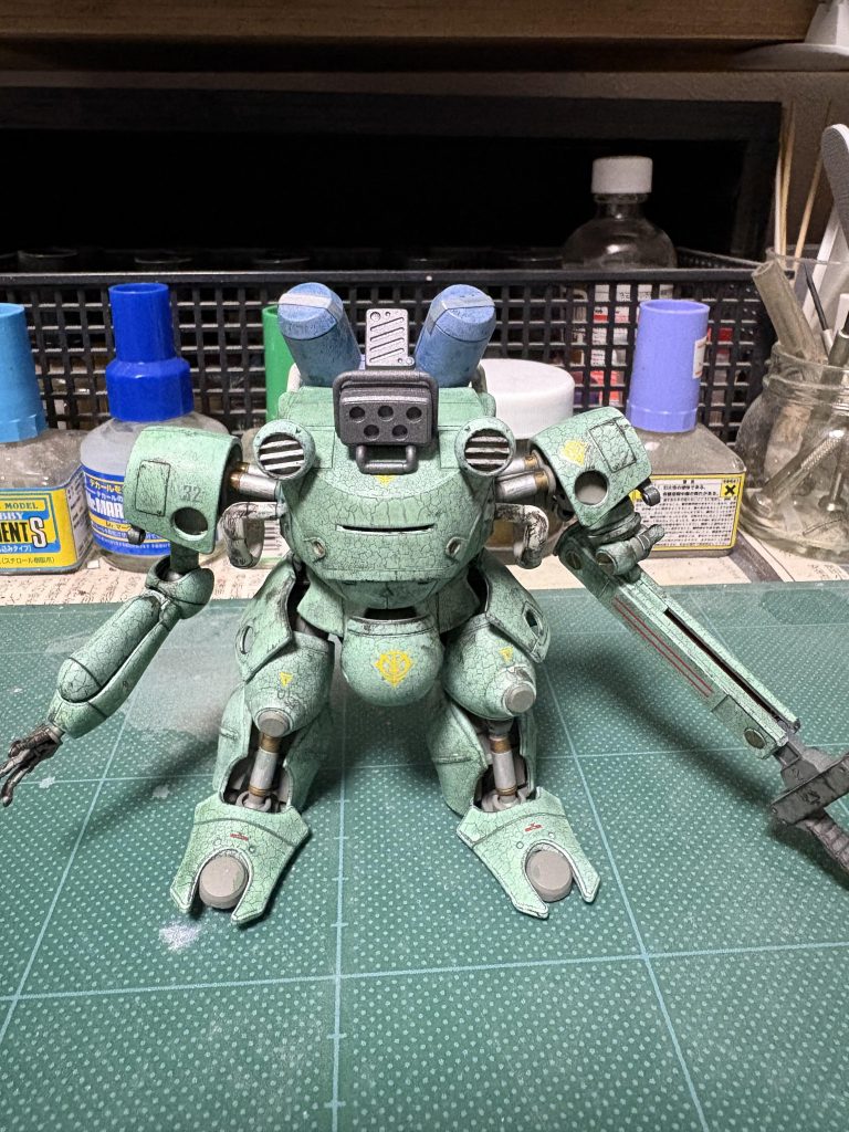 ラッカーOD色から水性ペールグリーンの上にアクリジョンクリアで製作しましたけど、