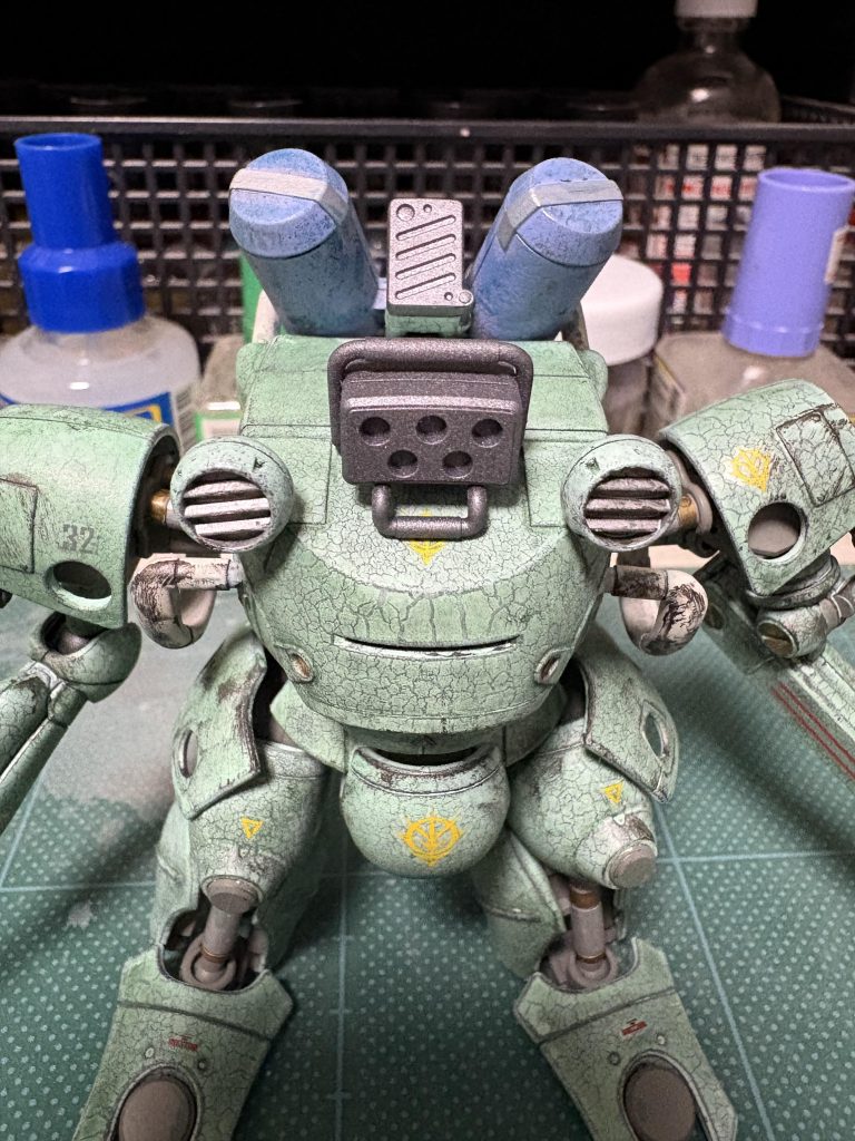 サザビーではもっと下地のゴールドが出てきて欲しくて水性ゴールドの上にアクリジョンメタリックレッドにしました。