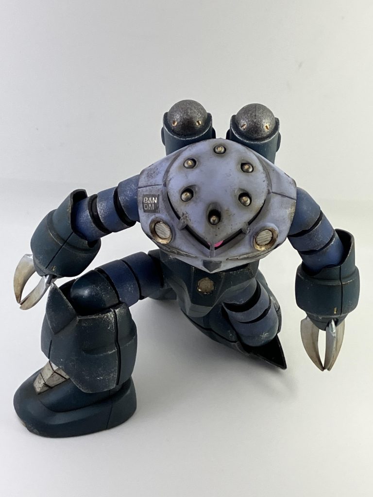 落ちた小銭を探すポーズ。キャッシュレスの時代に。