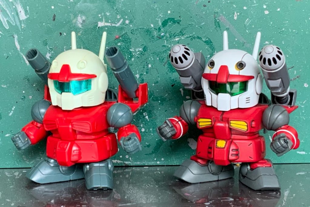 素組と並べて。スタイル改修点は、足を１ミリ幅増し、足の付け根幅を広げています。肩キャノンの接続はSDWHの足首関節を移植。