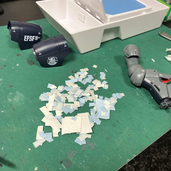 さて、バイカス2号機も大詰め🤩大好物のデカール作業も終わり、清掃中のワンショットで記念撮影📷我ながらなかなかの量ですね😅最近は皆さんの応援もあって、作製意欲に溢れているのは良いのですが、途中写真を忘れるので、もう完成ですね🥳I LOVE ❤️水転写デカール🥰（2枚目）