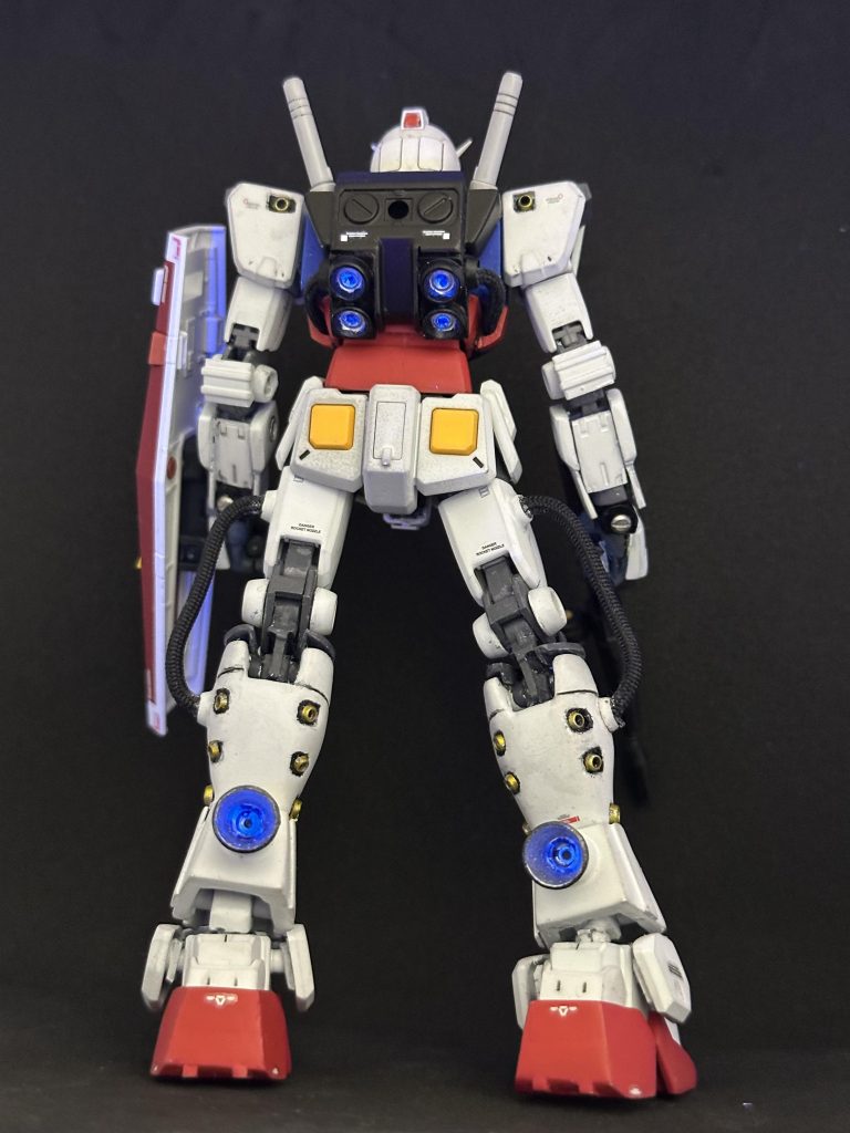 ランドセルとふくらはぎのバーニアは塗り分け、蛍光ブルーでUVライトに反応します。