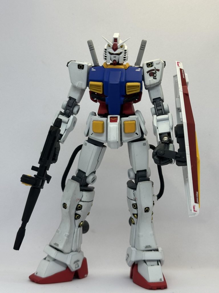 基本的にはHGのガンダム、ジムスナイパーⅡのミキシング、他にはサンダーボルト版フルアーマーガンダム、ガンダムマークⅡ、RGガンダム等を使用しましたが、ほとんど原型をとどめていないのが、サンダーボルトの恐ろしい所です。 資料や作例を見れば見るほど細かい所が違っていて…。小さいバーニア等は、ウェーブやコトブキヤのパーツを使用しました。