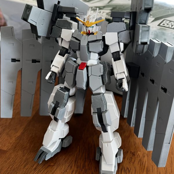 先日届いたHGガンダムサバーニャ(最終決戦仕様) を作っています。緑の成形色のパーツだけ別の色に塗り替えてようと思っているので、ランナーごとサフしてから組み上げてます。で、その後はシタデルで筆塗り。ザザーッと塗って組み立てたんですがダークグレーになっただけだとちょっと物足りない。。。 ということで、マステをペタペタ貼ってスプリッター迷彩に挑戦してみようと思います。（2枚目）