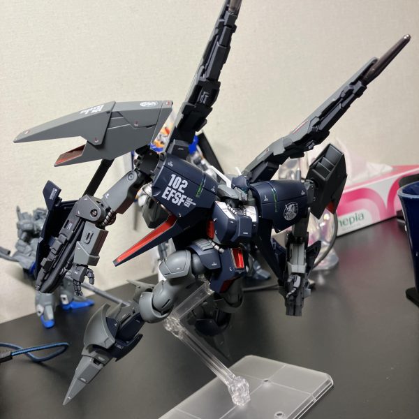 さて、バイカス2号機も大詰め🤩大好物のデカール作業も終わり、清掃中のワンショットで記念撮影📷我ながらなかなかの量ですね😅最近は皆さんの応援もあって、作製意欲に溢れているのは良いのですが、途中写真を忘れるので、もう完成ですね🥳I LOVE ❤️水転写デカール🥰（3枚目）