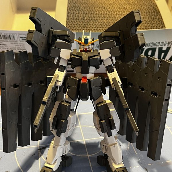先日届いたHGガンダムサバーニャ(最終決戦仕様) を作っています。緑の成形色のパーツだけ別の色に塗り替えてようと思っているので、ランナーごとサフしてから組み上げてます。で、その後はシタデルで筆塗り。ザザーッと塗って組み立てたんですがダークグレーになっただけだとちょっと物足りない。。。 ということで、マステをペタペタ貼ってスプリッター迷彩に挑戦してみようと思います。（3枚目）