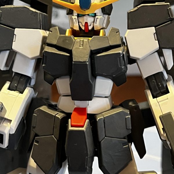 先日届いたHGガンダムサバーニャ(最終決戦仕様) を作っています。緑の成形色のパーツだけ別の色に塗り替えてようと思っているので、ランナーごとサフしてから組み上げてます。で、その後はシタデルで筆塗り。ザザーッと塗って組み立てたんですがダークグレーになっただけだとちょっと物足りない。。。 ということで、マステをペタペタ貼ってスプリッター迷彩に挑戦してみようと思います。（4枚目）