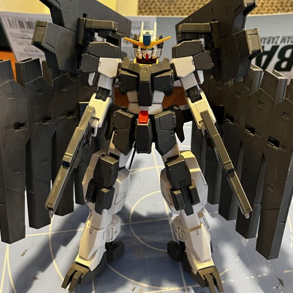 先日届いたHGガンダムサバーニャ(最終決戦仕様) を作っています。緑の成形色のパーツだけ別の色に塗り替えてようと思っているので、ランナーごとサフしてから組み上げてます。で、その後はシタデルで筆塗り。ザザーッと塗って組み立てたんですがダークグレーになっただけだとちょっと物足りない。。。 ということで、マステをペタペタ貼ってスプリッター迷彩に挑戦してみようと思います。（5枚目）