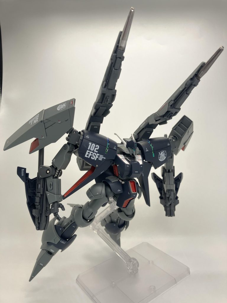 飛行機体ですので前傾したポーズがよく似合います👍ていうのか、背負いものが大きいので自立が難しい🤨 いつものウェイトを仕込む位置もないので、仕方なくツマ先に詰め込むだけウェイトをつめましたが底面だとあまり効果は薄し🤣