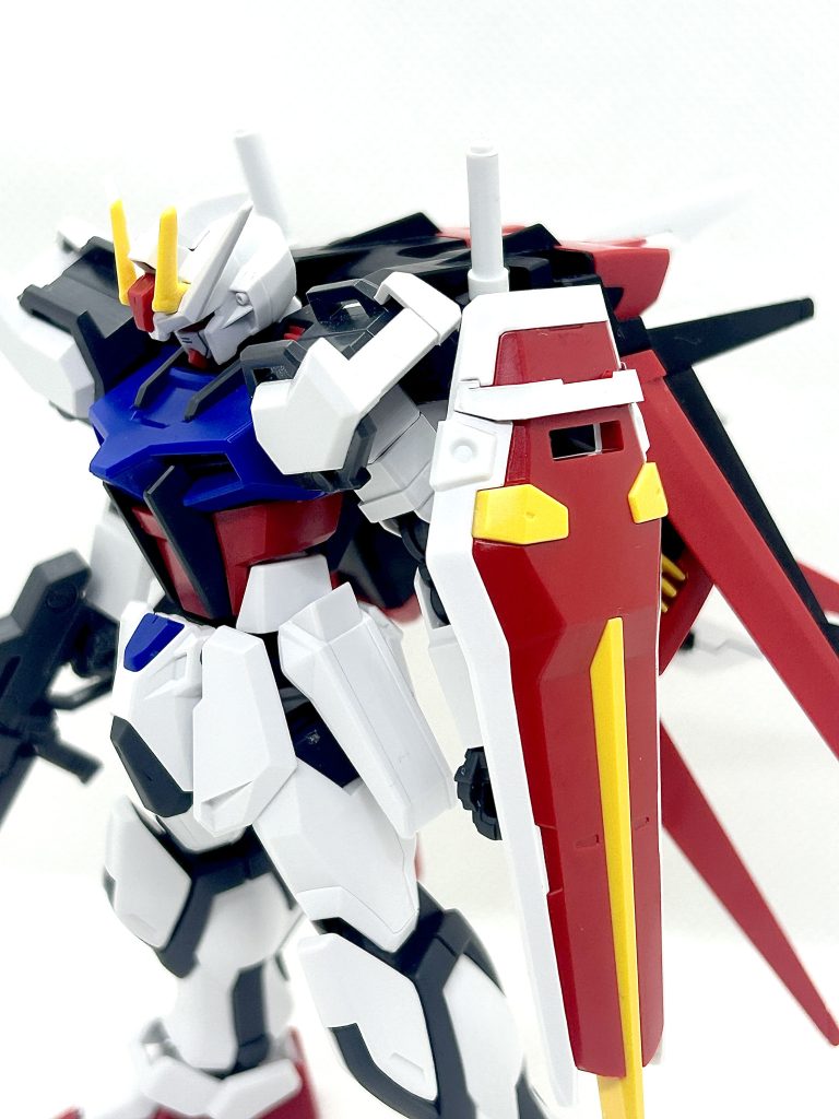 パーフェクトを載せるか迷いましたが、羽下ろしもエール好きなのでこっちを載せました。シンプルに立ちで様になります。ちなみに撮影を終えたいまは全載せ＋シールドとビームライフルとグランドスラムを持たせて夏休み前の小学生みたいに荷物背負いまくっています。