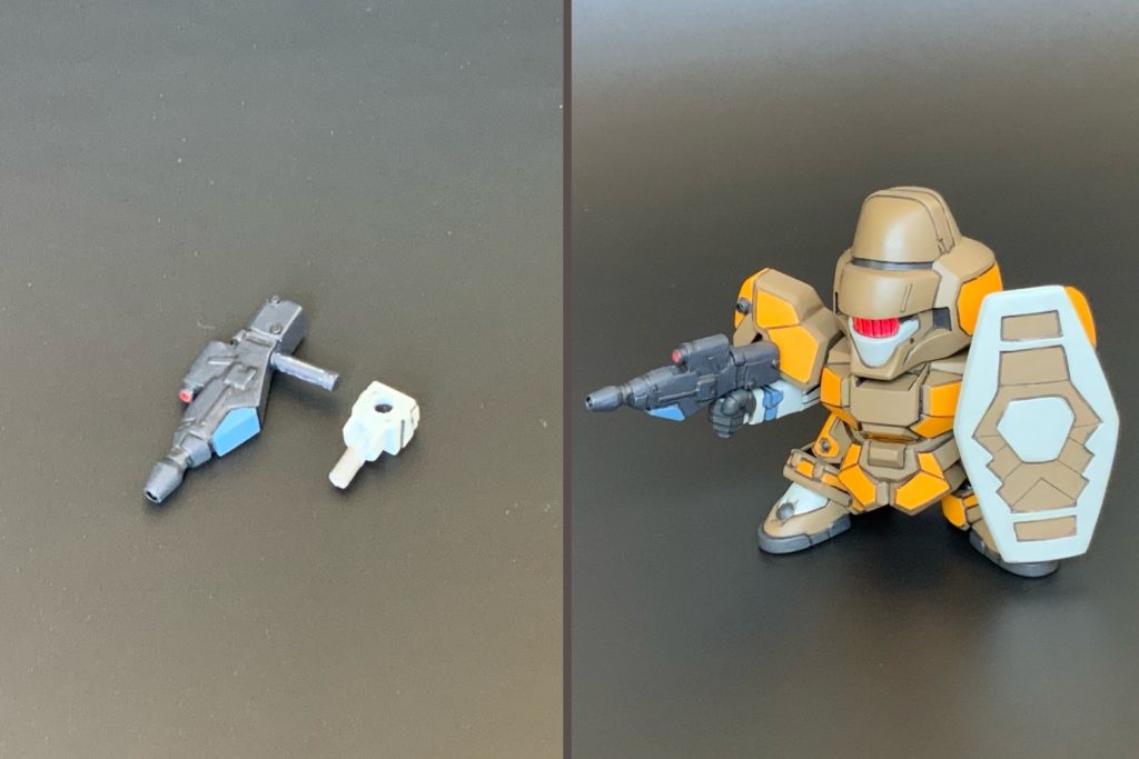 ビームライフル横のパーツは、追加の肘パーツ。肩を回さずにライフルを前に構えられます。