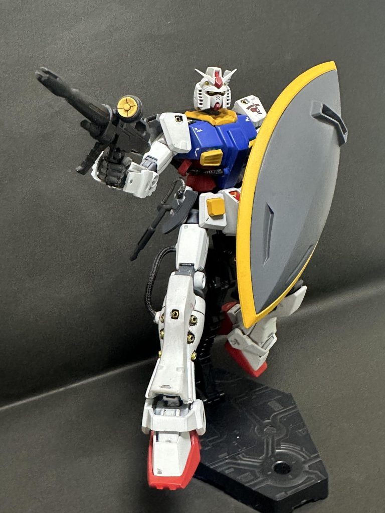 ライフルはオリジンガンダムから。ゲルググのシールド、腰にはヒートホークを装着。