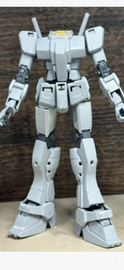 仮組、サフ後。この時には手首の二重関節、サイコザクの中身はまだありません。頭部が無いのは、頭部意外全てにおいて作成しなければならなかったので。スネの小さなバーニア部が一番の難関でした。細かいだけでなく、左右均等にしなければならなかったので、何度も試行錯誤の繰り返し。