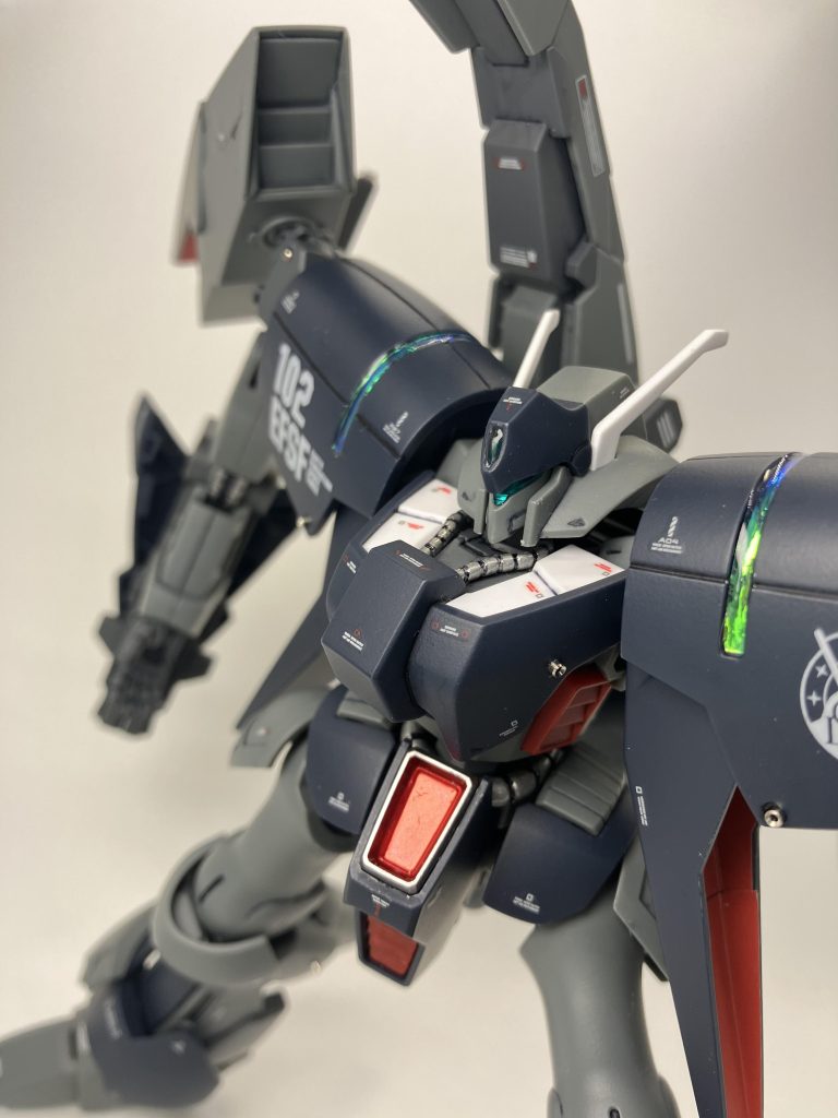 両肩部のスリットにオーロラデカールを、上からレジン液で輝きアップ✨センサーっぽい光具合ですが、思ったよりオーロラせず、ほぼ緑〜青です😑
