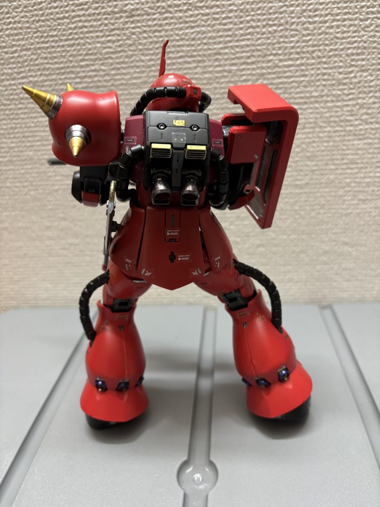 バックパックは黒に金をあしらって高級感を