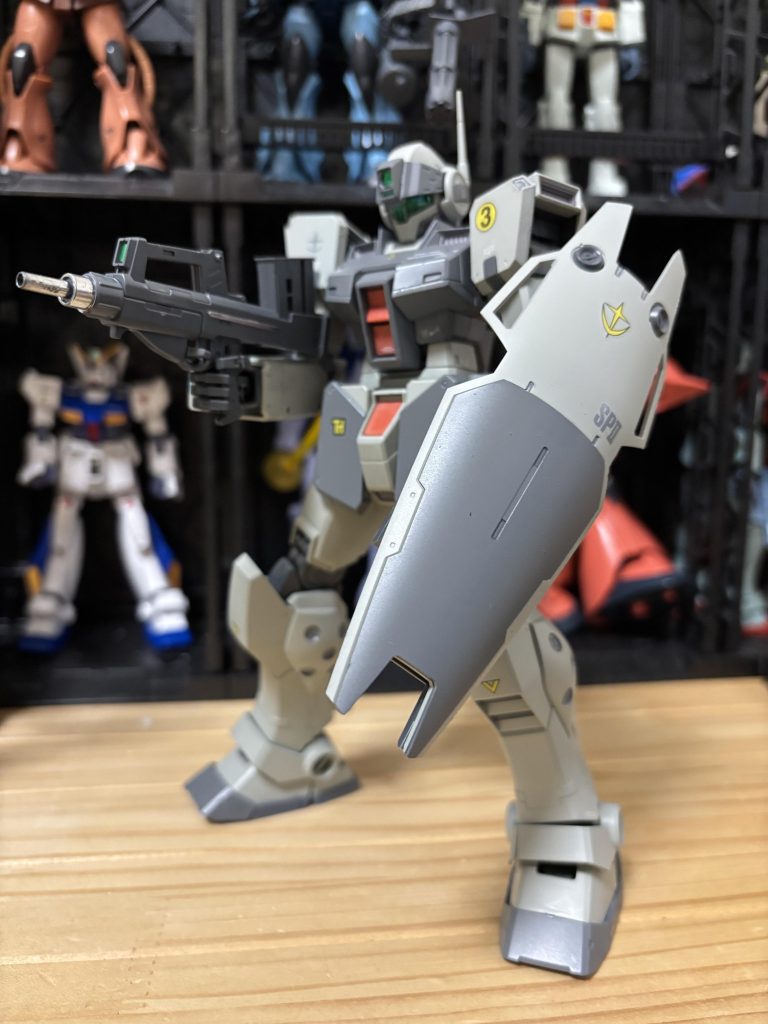 背部とバーニアバーニア内部はガンダムマーカーロイヤルメタレッドとヘビーガンメタリックマシンガンのバレルはメッキシルバーであえて光らせました