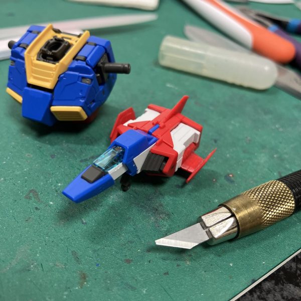 RG RX-78-2ガンダムver.2.0ですが、噂の頭部バルカン修正済みのv2.1ですかね🥳しかしながら、驚くべきはバンダイの技術力🤩このサイズのコアファイターがフル可動、しかも胴体屈伸ギミック搭載とか、連邦のモビルスーツはバケモノですね👹タイトな作りですが、全塗装する人は大変そう😆仮組みすると戻せそうにないので、目立つゲート跡を修正しながら組んでます🫡今回は、普通に使うと怒られそうなので(?)エッチングを塗装して使おうかと思います😬また、手を出しちゃう新しいマーカー😵‍💫（1枚目）