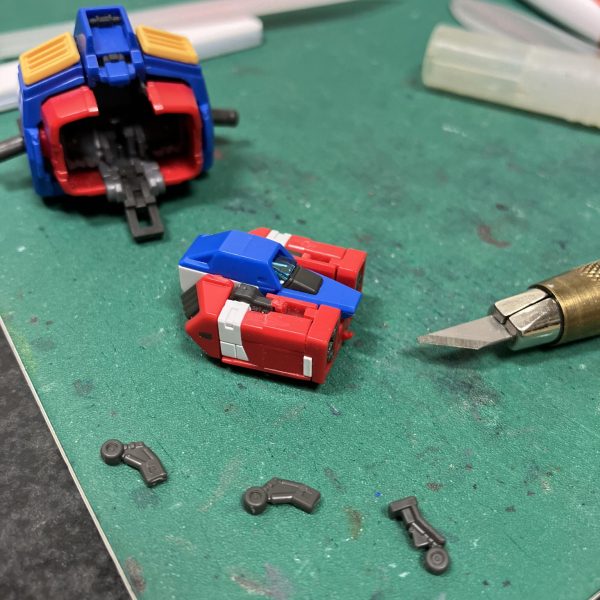 RG RX-78-2ガンダムver.2.0ですが、噂の頭部バルカン修正済みのv2.1ですかね🥳しかしながら、驚くべきはバンダイの技術力🤩このサイズのコアファイターがフル可動、しかも胴体屈伸ギミック搭載とか、連邦のモビルスーツはバケモノですね👹タイトな作りですが、全塗装する人は大変そう😆仮組みすると戻せそうにないので、目立つゲート跡を修正しながら組んでます🫡今回は、普通に使うと怒られそうなので(?)エッチングを塗装して使おうかと思います😬また、手を出しちゃう新しいマーカー😵‍💫（2枚目）
