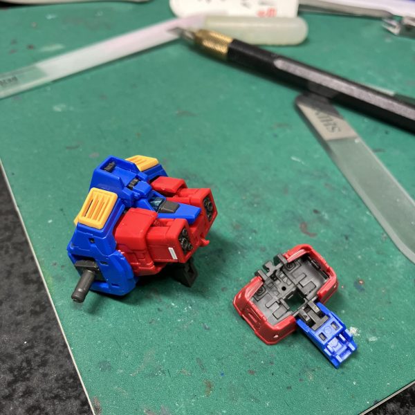 RG RX-78-2ガンダムver.2.0ですが、噂の頭部バルカン修正済みのv2.1ですかね🥳しかしながら、驚くべきはバンダイの技術力🤩このサイズのコアファイターがフル可動、しかも胴体屈伸ギミック搭載とか、連邦のモビルスーツはバケモノですね👹タイトな作りですが、全塗装する人は大変そう😆仮組みすると戻せそうにないので、目立つゲート跡を修正しながら組んでます🫡今回は、普通に使うと怒られそうなので(?)エッチングを塗装して使おうかと思います😬また、手を出しちゃう新しいマーカー😵‍💫（3枚目）