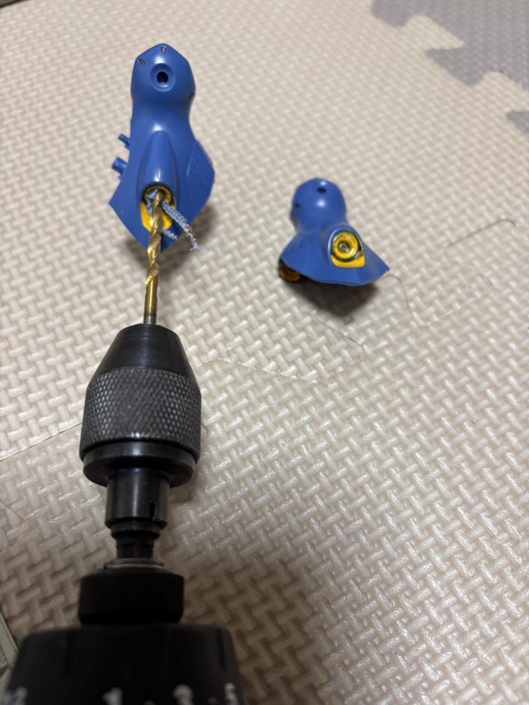 すでにオペ開始バーニアの中心に3ミリのキリをズブッと徐々に広げていき4ミリ手前で打ち止めこんな感じでカスタムは豪快にやってます怒らないでくださいそれにしても失敗したバーニア塗装見れば見るほどなかなか…