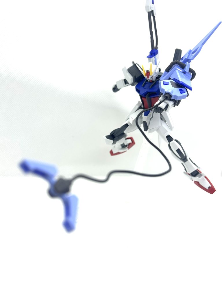 左手は平手の方がよかったかも。ハンドパーツは腐るほどあるから代用してもアリだった。でもかっこいいから問題なし。