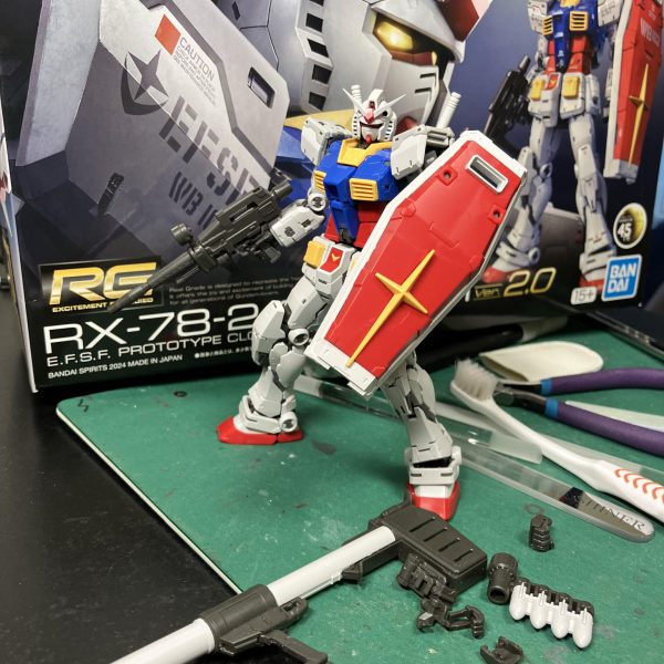 さて、RGガンダム2.0、作製も楽しく組んでても動かしても面白い😉仮組みしながら目立つゲート処理をしていたので結構時間がかかりました😥万博ポーズももちろん、カッコよくライフルを構えても良し👍刃牙の地下闘技場正戦士、鎬昂昇の奥義は真紐切りの構えも出来ちゃう😆最近、ちょいちょい気になってたGaahleri の水性メタリックマーカーです、セールに合わせてGET🥳微妙な色の差で10本、コレは楽しそう😘ただこのケース、縦置きですが使い始めてからは横で保管しないとペン先の凝固が早まりそうな🥴（3枚目）