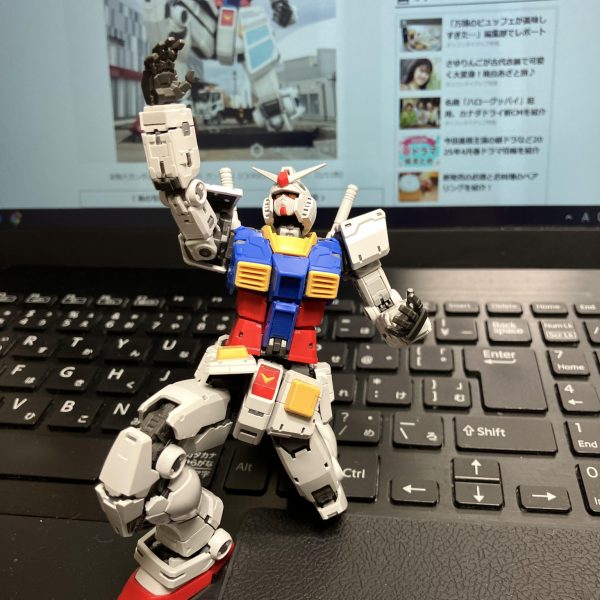 さて、RGガンダム2.0、作製も楽しく組んでても動かしても面白い😉仮組みしながら目立つゲート処理をしていたので結構時間がかかりました😥万博ポーズももちろん、カッコよくライフルを構えても良し👍刃牙の地下闘技場正戦士、鎬昂昇の奥義は真紐切りの構えも出来ちゃう😆最近、ちょいちょい気になってたGaahleri の水性メタリックマーカーです、セールに合わせてGET🥳微妙な色の差で10本、コレは楽しそう😘ただこのケース、縦置きですが使い始めてからは横で保管しないとペン先の凝固が早まりそうな🥴（2枚目）