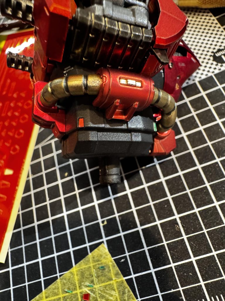 既存モールドの一部にはバンダイの3Dメタリックシールを切ってレッドチップのように使用してみました。シールなので接着剤要らずで塗装後にも汚さずに使え、立体感もあるので中々気に入りました。