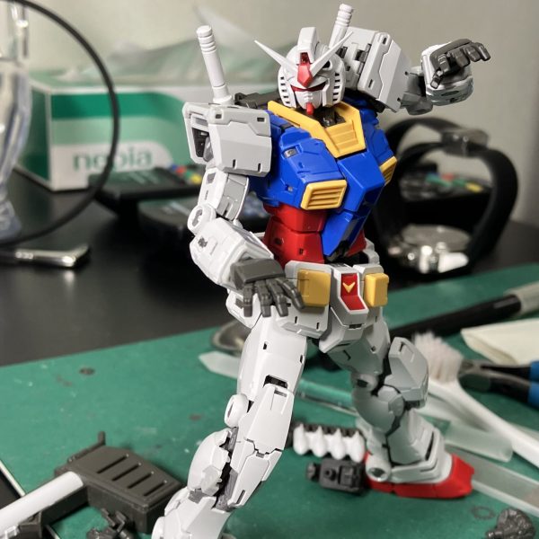 さて、RGガンダム2.0、作製も楽しく組んでても動かしても面白い😉仮組みしながら目立つゲート処理をしていたので結構時間がかかりました😥万博ポーズももちろん、カッコよくライフルを構えても良し👍刃牙の地下闘技場正戦士、鎬昂昇の奥義は真紐切りの構えも出来ちゃう😆最近、ちょいちょい気になってたGaahleri の水性メタリックマーカーです、セールに合わせてGET🥳微妙な色の差で10本、コレは楽しそう😘ただこのケース、縦置きですが使い始めてからは横で保管しないとペン先の凝固が早まりそうな🥴（1枚目）