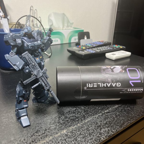 さて、RGガンダム2.0、作製も楽しく組んでても動かしても面白い😉仮組みしながら目立つゲート処理をしていたので結構時間がかかりました😥万博ポーズももちろん、カッコよくライフルを構えても良し👍刃牙の地下闘技場正戦士、鎬昂昇の奥義は真紐切りの構えも出来ちゃう😆最近、ちょいちょい気になってたGaahleri の水性メタリックマーカーです、セールに合わせてGET🥳微妙な色の差で10本、コレは楽しそう😘ただこのケース、縦置きですが使い始めてからは横で保管しないとペン先の凝固が早まりそうな🥴（5枚目）