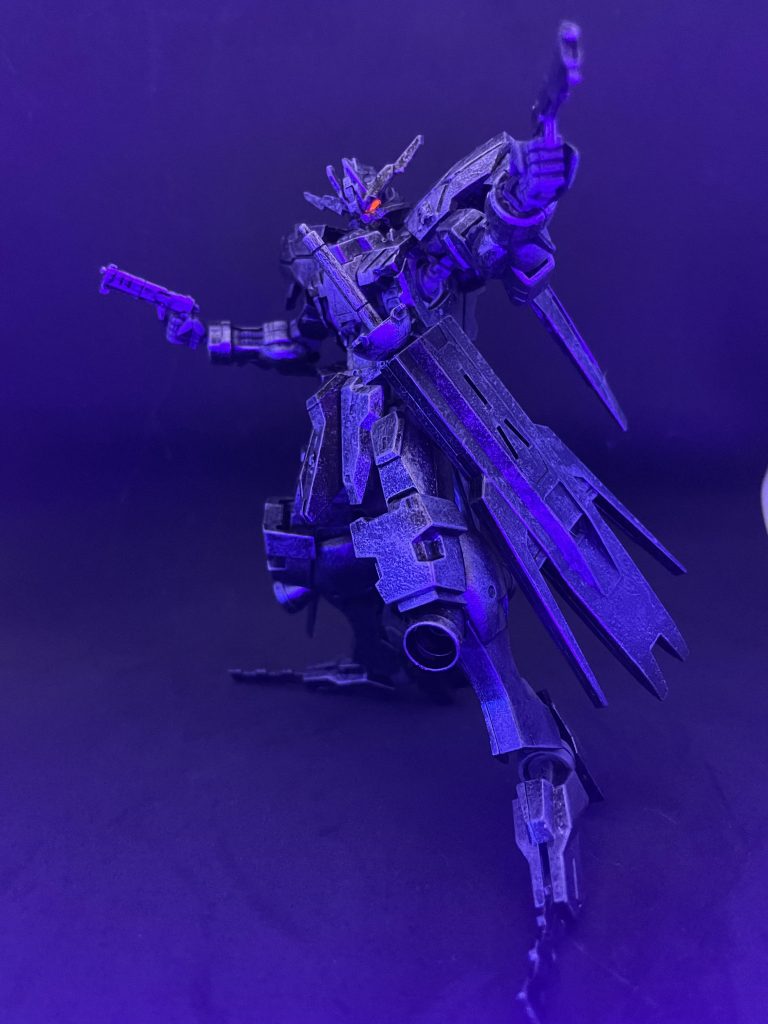 蛍光塗料を使用しているので、ブラックライトで目とか光ったり！