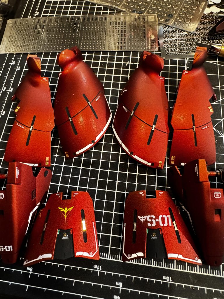 一番目を引くのにうっかりメッキを剥がしてしまった脚部の装甲は自分で塗装。単なるメタリック塗装になってしまい、やはりスペシャルコーティングのメッキには全く敵わない…いつかこの部分だけメッキ塗料で再チャレンジしてみたい