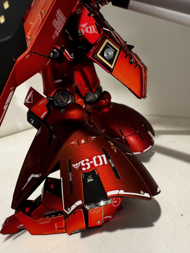 足だけ単なるメタリック塗装(後述)黒サフの上にシルバー→クリアーオレンジ+クリアレッド1:1で吹いたものと、ガンダムマーカーメタレッドの２種類あるのですが、あんまり変わらない！笑