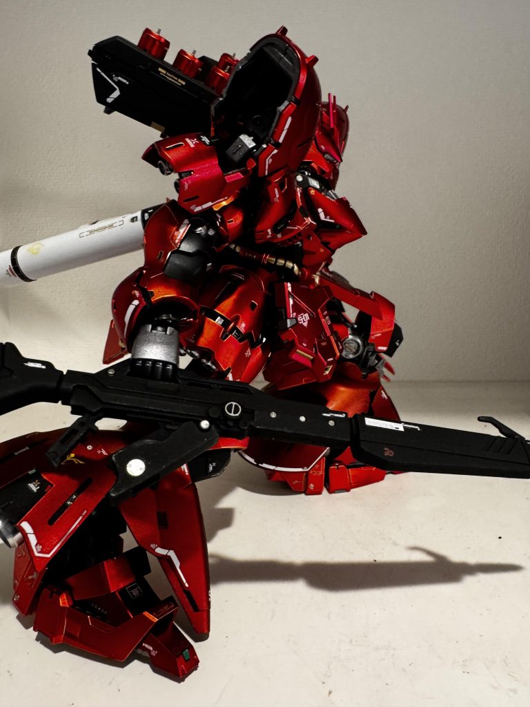 あのポーズも再現！ムーンガンダムよりライフルを拝借。内部プレームはガンメタル、黒鉄色でランナーのままスプレー塗装しましたが、塗膜のせいで、はめ込みがキツくなる箇所が多々ありました💦