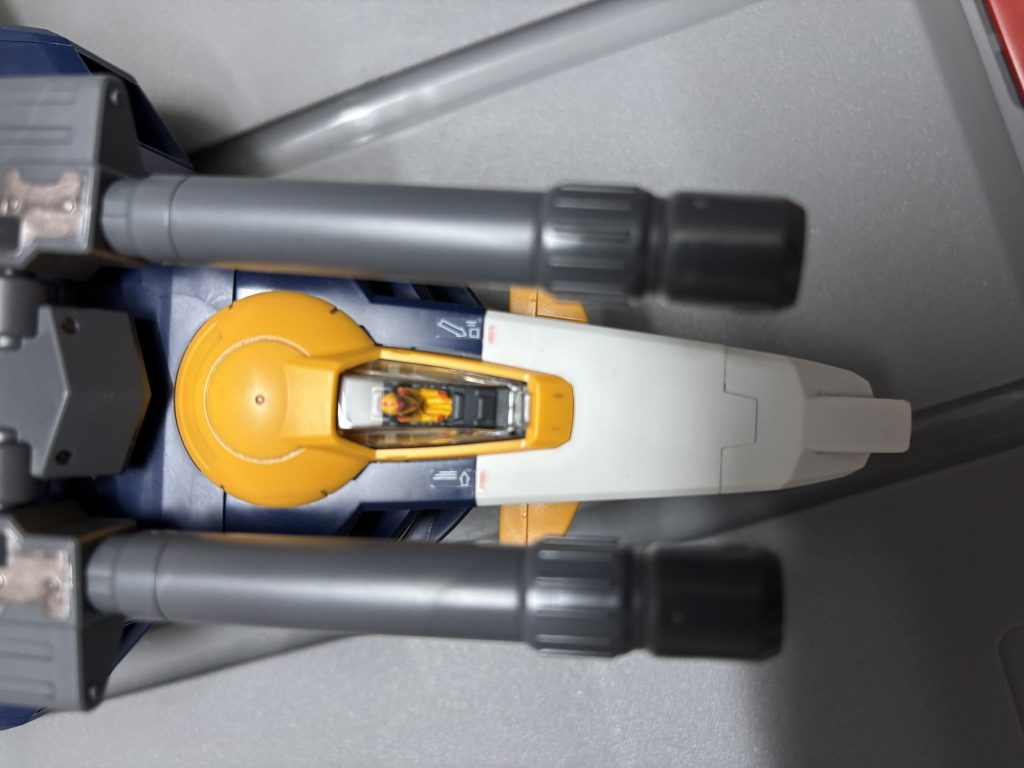 パイロットはセイラさんおだてられたのか、爪楊枝に切り込み入れてコツコツ　メイクアップうまく撮影できなかったのが残念おじさんになりやっとセイラさんの魅力に気づきました